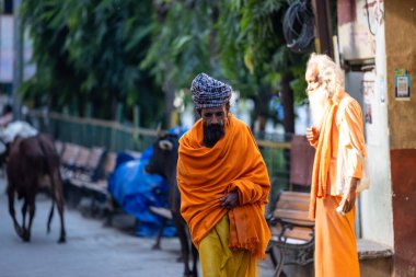 Rishikesh, Uttarakhand, Hindistan - Ekim 2022: Kutsal Rishikesh, Nehir Çetesi yakınlarındaki tanımlanamayan Brahmin erkek portresi.