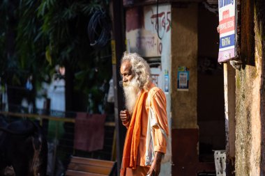 Rishikesh, Uttarakhand, Hindistan - Ekim 2022: Kutsal Rishikesh, Nehir Çetesi yakınlarındaki tanımlanamayan Brahmin erkek portresi.