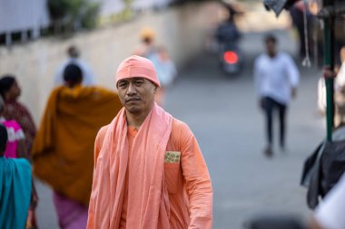 Rishikesh, Uttarakhand, Hindistan - Ekim 2022: Kutsal Rishikesh, Nehir Çetesi yakınlarındaki tanımlanamayan Brahmin erkek portresi.