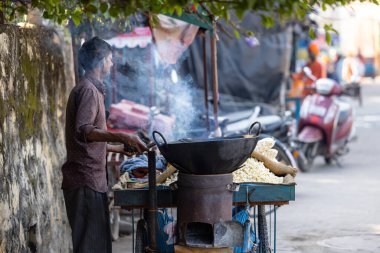 Rishikesh, Uttarakhand, Hindistan - Ekim 2022: Kutsal Rishikesh, Nehir Çetesi yakınlarındaki tanımlanamayan Brahmin erkek portresi.