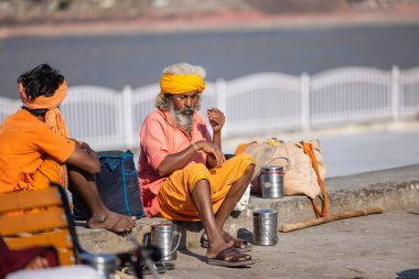 Rishikesh, Uttarakhand, Hindistan - Ekim 2022: Kutsal Rishikesh, Nehir Çetesi yakınlarındaki tanımlanamayan Brahmin erkek portresi.