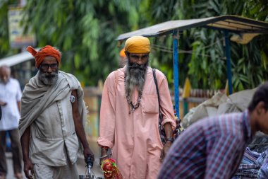 Rishikesh, Uttarakhand, Hindistan - Ekim 2022: Kutsal Rishikesh, Nehir Çetesi yakınlarındaki tanımlanamayan Brahmin erkek portresi.