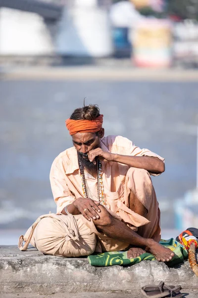 インド ウッタラーカンド州リシケッシュ2022年10月 聖なるリシケシ 冬の朝の間 リシケシの川の峡谷近くで正体不明のブラフミン男の肖像画 — ストック写真