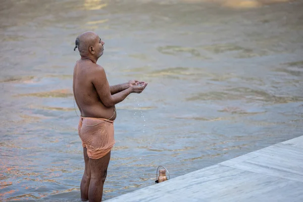 2022年10月 インド ウッタラーカンド州リシケッシュ 未確認のヒンドゥー教徒の肖像画がリシケシの川のガンガ近くでヒンドゥの儀式を行う — ストック写真