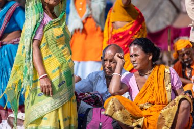 Rishikesh, Uttarakhand, Hindistan - Ekim 2022: Kutsal Rishikesh, Nehir Çetesi yakınlarındaki tanımlanamayan Brahmin erkek portresi.