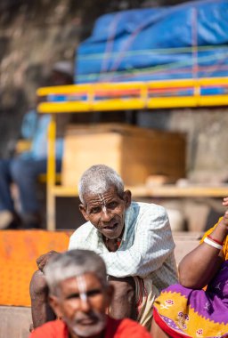 Rishikesh, Uttarakhand, Hindistan - Ekim 2022: Kutsal Rishikesh, Nehir Çetesi yakınlarındaki tanımlanamayan Brahmin erkek portresi.