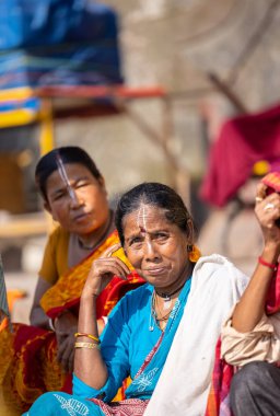 Rishikesh, Uttarakhand, Hindistan - Ekim 2022: Kutsal Rishikesh, Nehir Çetesi yakınlarındaki tanımlanamayan Brahmin erkek portresi.