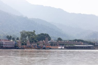 Rishikesh, Uttarakhand, Hindistan - Ekim 2022: Rishikesh 'te nehir çeteleri bankası yakınlarında mimari, mimari ve mimari inşaatı.
