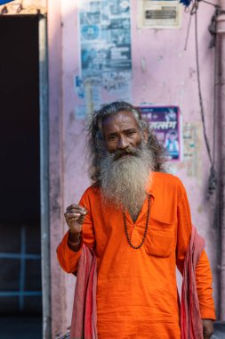 Rishikesh, Uttarakhand, Hindistan - Ekim 2022: Kutsal Rishikesh, Nehir Çetesi yakınlarındaki tanımlanamayan Brahmin erkek portresi.