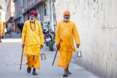 Rishikesh, Uttarakhand, Hindistan - Ekim 2022: Kutsal Rishikesh, Nehir Çetesi yakınlarındaki tanımlanamayan Brahmin erkek portresi.