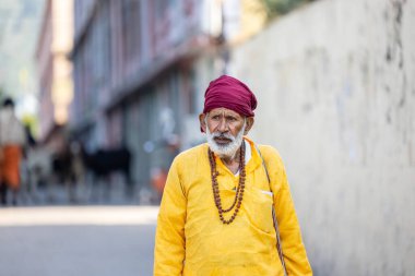 Rishikesh, Uttarakhand, Hindistan - Ekim 2022: Kutsal Rishikesh, Nehir Çetesi yakınlarındaki tanımlanamayan Brahmin erkek portresi.
