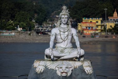 Rishikesh, Uttarakhand, Hindistan - Ekim 2022: Lord Shiva, Lord Shiv 'in el yapımı heykeli nehir kenarındaki ganges ghat in rishikesh.