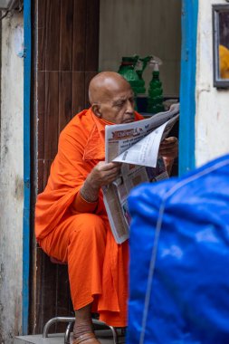 Rishikesh, Uttarakhand, Hindistan - Ekim 2022: Kutsal Rishikesh, Nehir Çetesi yakınlarındaki tanımlanamayan Brahmin erkek portresi.