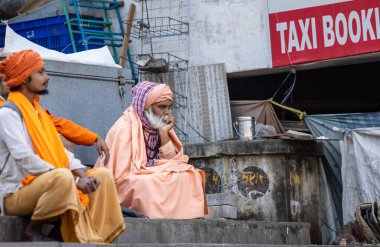 Rishikesh, Uttarakhand, Hindistan - Ekim 2022: Kutsal Rishikesh, Nehir Çetesi yakınlarındaki tanımlanamayan Brahmin erkek portresi.