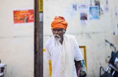 Rishikesh, Uttarakhand, Hindistan - Ekim 2022: Kutsal Rishikesh, Nehir Çetesi yakınlarındaki tanımlanamayan Brahmin erkek portresi.