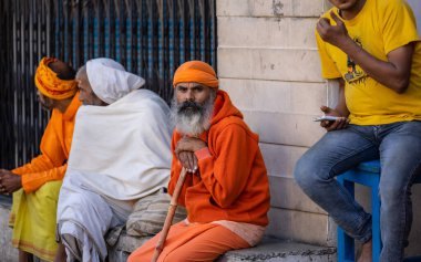 Rishikesh, Uttarakhand, Hindistan - Ekim 2022: Kutsal Rishikesh, Nehir Çetesi yakınlarındaki tanımlanamayan Brahmin erkek portresi.