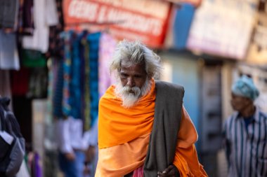 Rishikesh, Uttarakhand, Hindistan - Ekim 2022: Kutsal Rishikesh, Nehir Çetesi yakınlarındaki tanımlanamayan Brahmin erkek portresi.