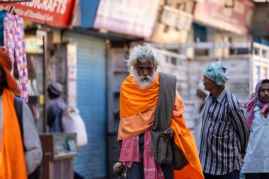 Rishikesh, Uttarakhand, Hindistan - Ekim 2022: Kutsal Rishikesh, Nehir Çetesi yakınlarındaki tanımlanamayan Brahmin erkek portresi.