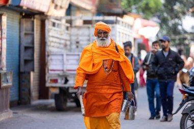 Rishikesh, Uttarakhand, Hindistan - Ekim 2022: Kutsal Rishikesh, Nehir Çetesi yakınlarındaki tanımlanamayan Brahmin erkek portresi.