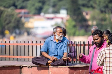 Rishikesh, Uttarakhand, Hindistan - Ekim 2022: Kutsal Rishikesh, Nehir Çetesi yakınlarındaki tanımlanamayan Brahmin erkek portresi.