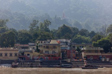 Rishikesh, Uttarakhand, Hindistan - Ekim 2022: Rishikesh 'te nehir çeteleri bankası yakınlarında mimari, mimari ve mimari inşaatı.