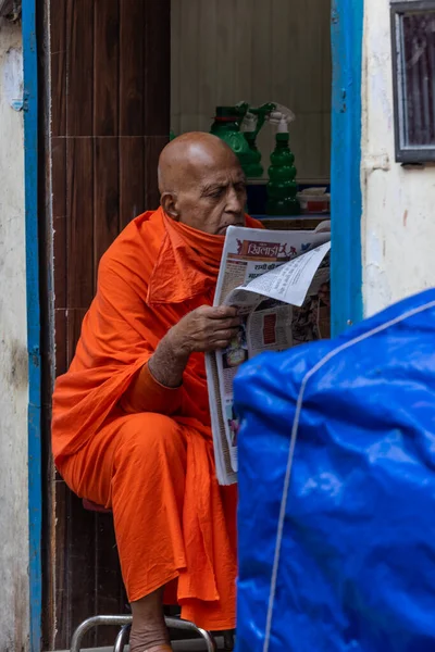 Rishikesh, Uttarakhand, Hindistan - Ekim 2022: Kutsal Rishikesh, Nehir Çetesi yakınlarındaki tanımlanamayan Brahmin erkek portresi.