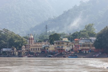 Rishikesh, Uttarakhand, Hindistan - Ekim 2022: Rishikesh 'te nehir çeteleri bankası yakınlarında mimari, mimari ve mimari inşaatı.