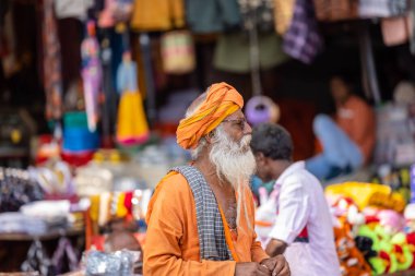Rishikesh, Uttarakhand, Hindistan - Ekim 2022: Kutsal Rishikesh, Nehir Çetesi yakınlarında tanımlanamayan Brahmin erkek sadhu portresi.