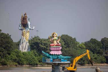 Rishikesh, Uttarakhand, Hindistan - Ekim 2022: Rishikesh 'te nehir çeteleri bankası yakınlarında mimari, mimari ve mimari inşaatı.