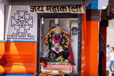 Rishikesh, Uttarakhand, Hindistan - Ekim 2022: Hindu tapınağı, Mimari ve dış veya Hindu tanrısı tapınağı Rishikesh 'deki nehir çeteleri ghat.