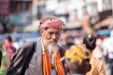 Rishikesh, Uttarakhand, Hindistan - Ekim 2022: Kutsal Rishikesh, Nehir Çetesi yakınlarında tanımlanamayan Brahmin erkek sadhu portresi.