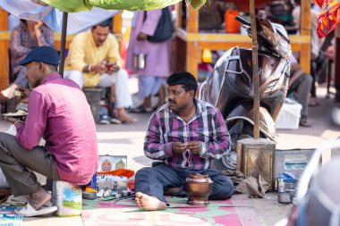 Rishikesh, Uttarakhand, Hindistan - Ekim 2022: Kutsal Rishikesh, Nehir Çetesi yakınlarında tanımlanamayan Brahmin erkek sadhu portresi.