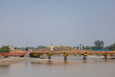 Rishikesh, Uttarakhand, Hindistan - Ekim 2022: Rishikesh 'te nehir çeteleri bankası yakınlarında mimari, mimari ve mimari inşaatı.