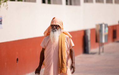 Rishikesh, Uttarakhand, Hindistan - Ekim 2022: Kutsal Rishikesh, Nehir Çetesi yakınlarında tanımlanamayan Brahmin erkek sadhu portresi.