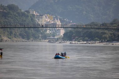 Rishikesh, Uttarakhand, Hindistan - Ekim 2022: Nehir raftingi, kimliği belirlenemeyen bir grup insan, rishikesh 'te nehir kenarındaki rafting yapıyor. Rishikesh yoga ile birlikte rafting yapmasıyla ünlüdür..