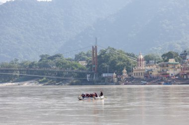 Rishikesh, Uttarakhand, Hindistan - Ekim 2022: Nehir raftingi, kimliği belirlenemeyen bir grup insan, rishikesh 'te nehir kenarındaki rafting yapıyor. Rishikesh yoga ile birlikte rafting yapmasıyla ünlüdür..