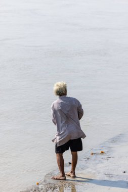 Rishikesh, Uttarakhand, Hindistan - Ekim 2022: Tanımlanamayan bir Hindu preist Rishikesh 'te Ganga nehri yakınlarında hindu ayinleri yapıyor..