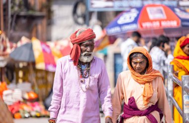 Rishikesh, Uttarakhand, Hindistan - Ekim 2022: Kutsal Rishikesh, Nehir Çetesi yakınlarındaki tanımlanamayan Brahman erkek ve dişi sadhu portresi kış sabahı geleneksel elbiseler giyerek Rishikesh 'te görüldü.
