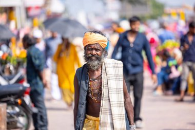 Rishikesh, Uttarakhand, Hindistan - Ekim 2022: Kutsal Rishikesh, Nehir Çetesi yakınlarında tanımlanamayan Brahmin erkek sadhu portresi.