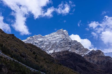 Himalaya, Himalaya dağının karla kaplı panoramik manzarası. Himalaya Dağları 'nın kışın Kedarnath Vadisi' ndeki manzarası.