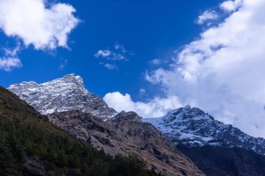 Himalaya, Himalaya dağının karla kaplı panoramik manzarası. Himalaya Dağları 'nın kışın Kedarnath Vadisi' ndeki manzarası.
