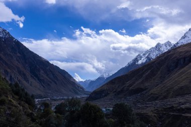 Himalaya, Himalaya dağının karla kaplı panoramik manzarası. Himalaya Dağları 'nın kışın Kedarnath Vadisi' ndeki manzarası.