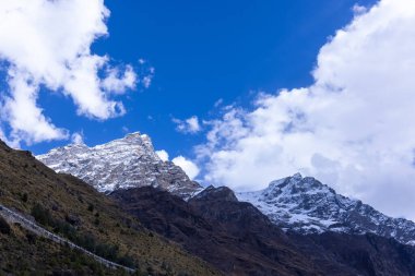 Himalaya, Himalaya dağının karla kaplı panoramik manzarası. Himalaya Dağları 'nın kışın Kedarnath Vadisi' ndeki manzarası.
