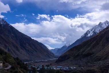 Himalaya, Himalaya dağının karla kaplı panoramik manzarası. Himalaya Dağları 'nın kışın Kedarnath Vadisi' ndeki manzarası.