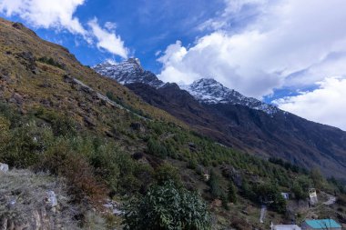 Himalaya, Himalaya dağının karla kaplı panoramik manzarası. Himalaya Dağları 'nın kışın Kedarnath Vadisi' ndeki manzarası.
