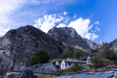 Himalaya, Himalaya dağının karla kaplı panoramik manzarası. Himalaya Dağları 'nın kışın Kedarnath Vadisi' ndeki manzarası.