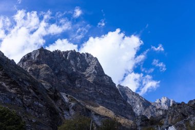 Himalaya, Himalaya dağının karla kaplı panoramik manzarası. Himalaya Dağları 'nın kışın Kedarnath Vadisi' ndeki manzarası.