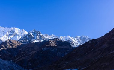 Himalaya, Himalaya dağının karla kaplı panoramik manzarası. Himalaya Dağları 'nın kışın Kedarnath Vadisi' ndeki manzarası.