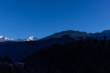 Himalaya, Himalaya dağının karla kaplı panoramik manzarası. Himalaya Dağları 'nın kışın Kedarnath Vadisi' ndeki manzarası.