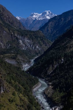 Uttarakhand 'daki Himalaya Dağı ve nehir manzarası